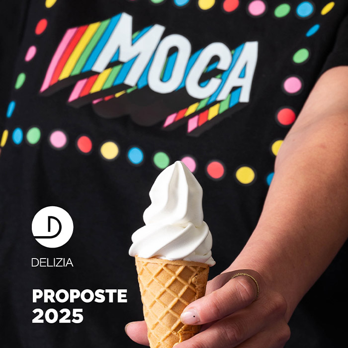 Vetrina gelato con gusti innovativi e proposte MO.CA 2025 tra cui vegan, proteici e senza zuccheri